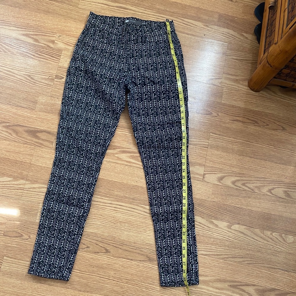 NWOT Levi’s black and white with stars 27 skinny